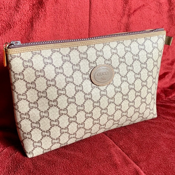 Gucci Handbags - Gucci Plus Clutch Bag
